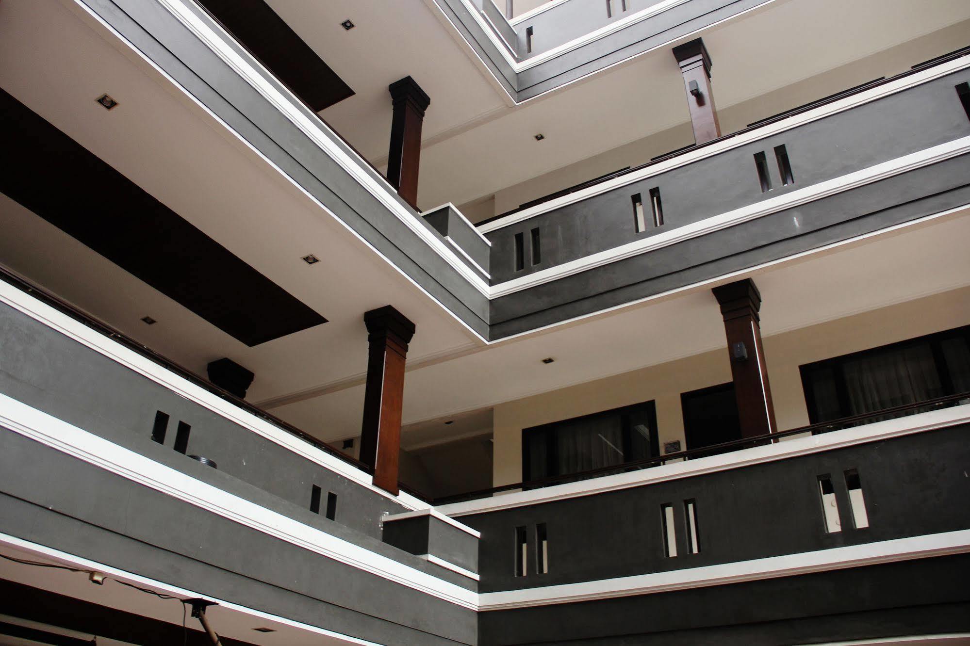 Zen Rooms Grand Hotel Лембанг Экстерьер фото