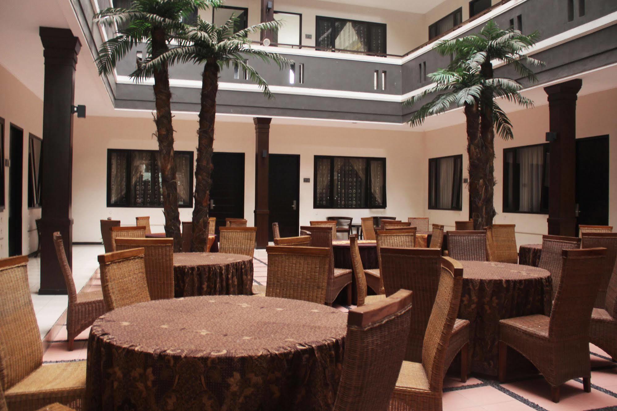 Zen Rooms Grand Hotel Лембанг Экстерьер фото