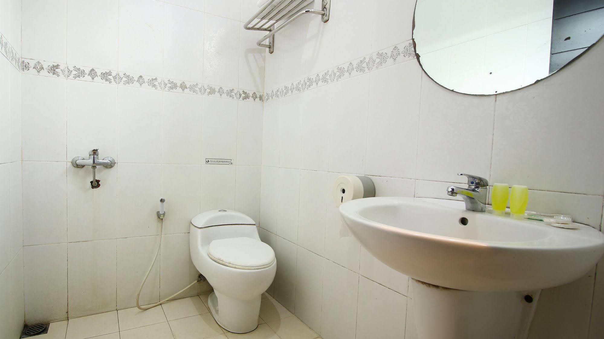 Zen Rooms Grand Hotel Лембанг Экстерьер фото