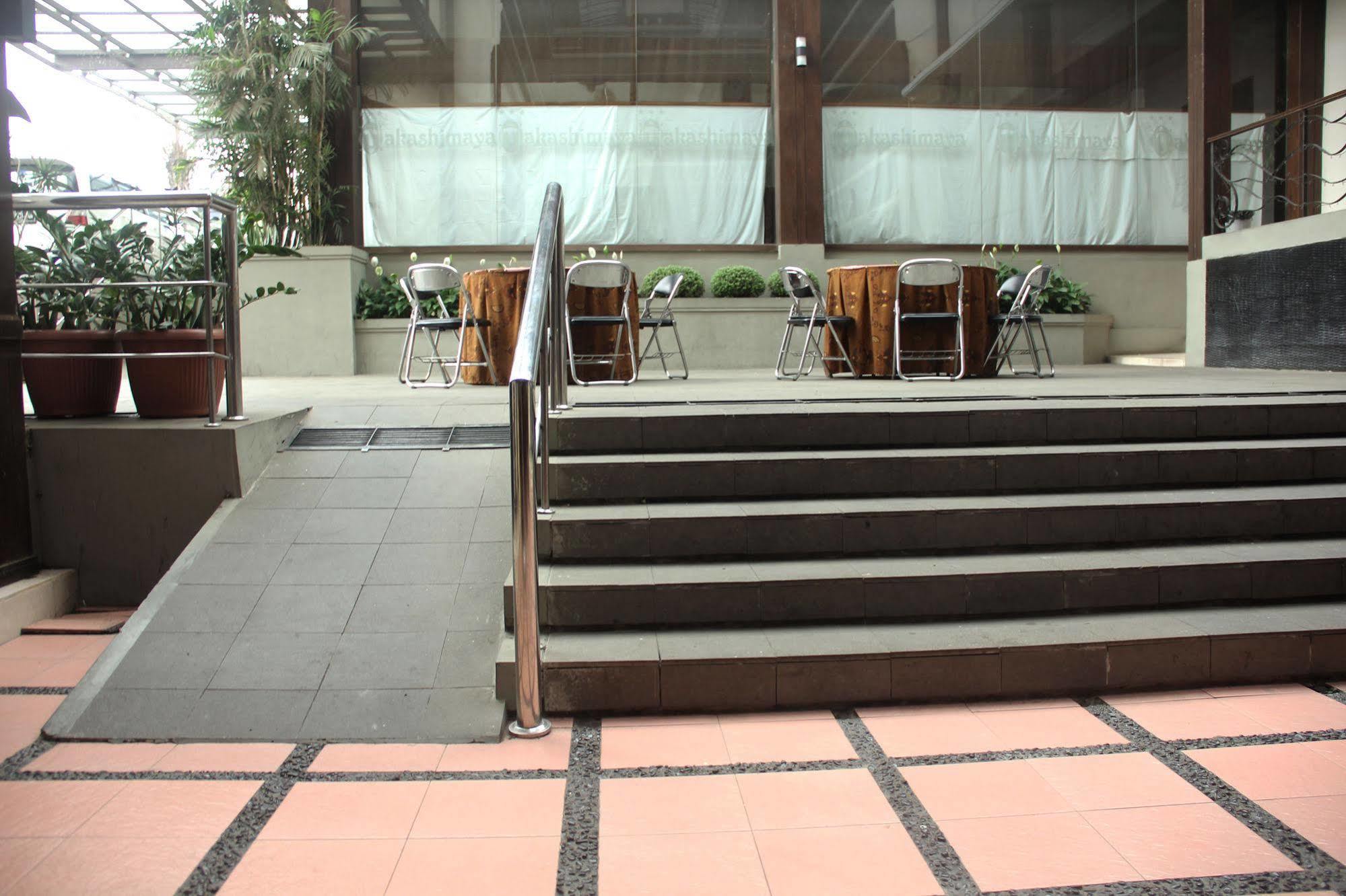Zen Rooms Grand Hotel Лембанг Экстерьер фото
