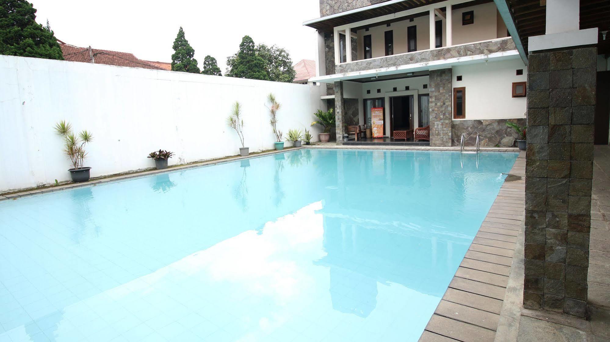 Zen Rooms Grand Hotel Лембанг Экстерьер фото