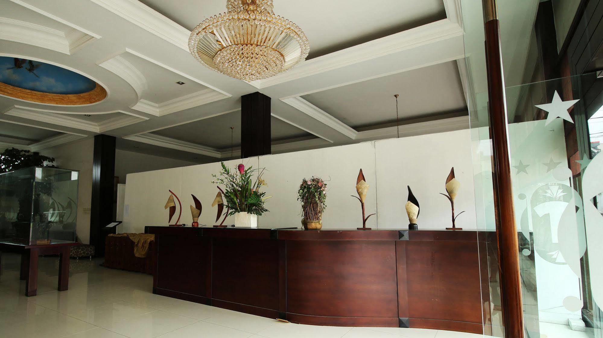 Zen Rooms Grand Hotel Лембанг Экстерьер фото