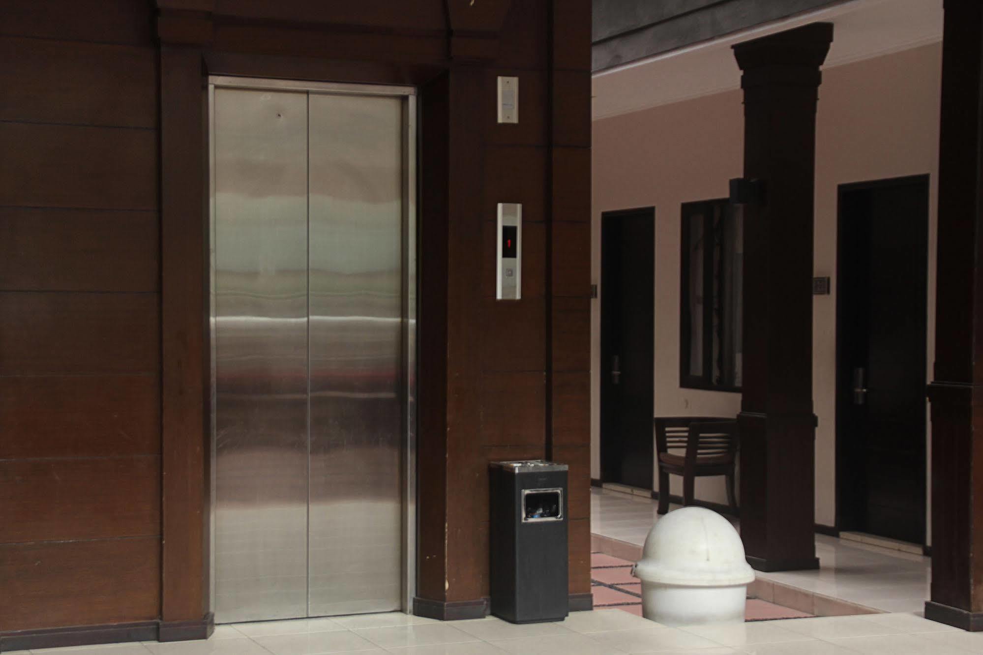 Zen Rooms Grand Hotel Лембанг Экстерьер фото